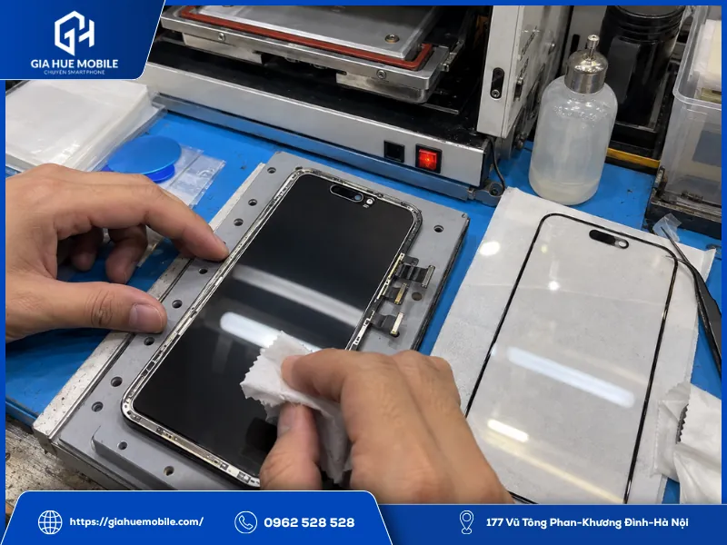 Kỹ thuật viên căn kính và làm sạch màn hình iPhone 18 Pro Max trước khi ép kính