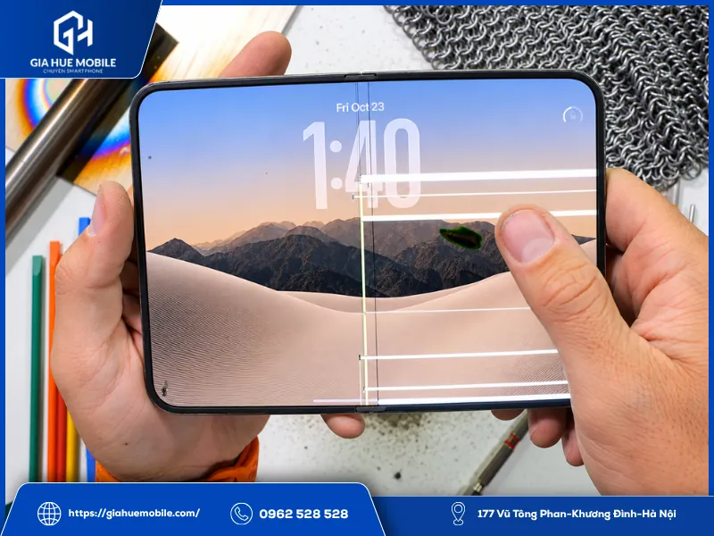 Kiểm tra bản lề iPhone Duo khi màn hình bị nứt tại nếp gấp