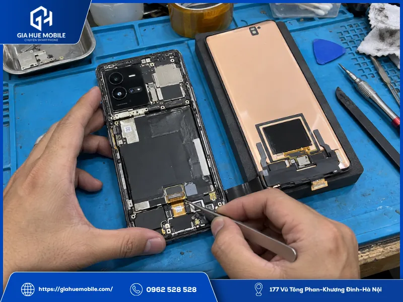 Kiểm tra kết nối cảm biến vân tay iQOO 10 Pro sau khi thay màn hình