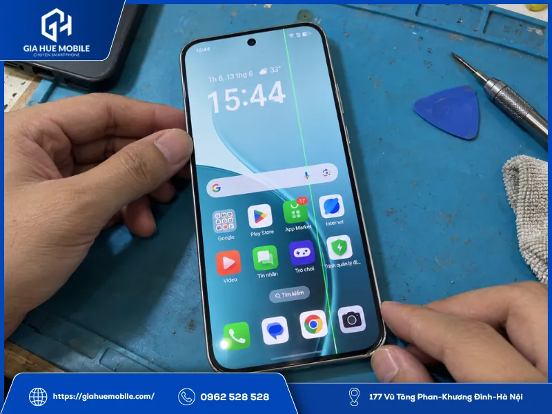OPPO Reno 14 bị sọc xanh màn hình sau va đập dù kính ngoài còn nguyên