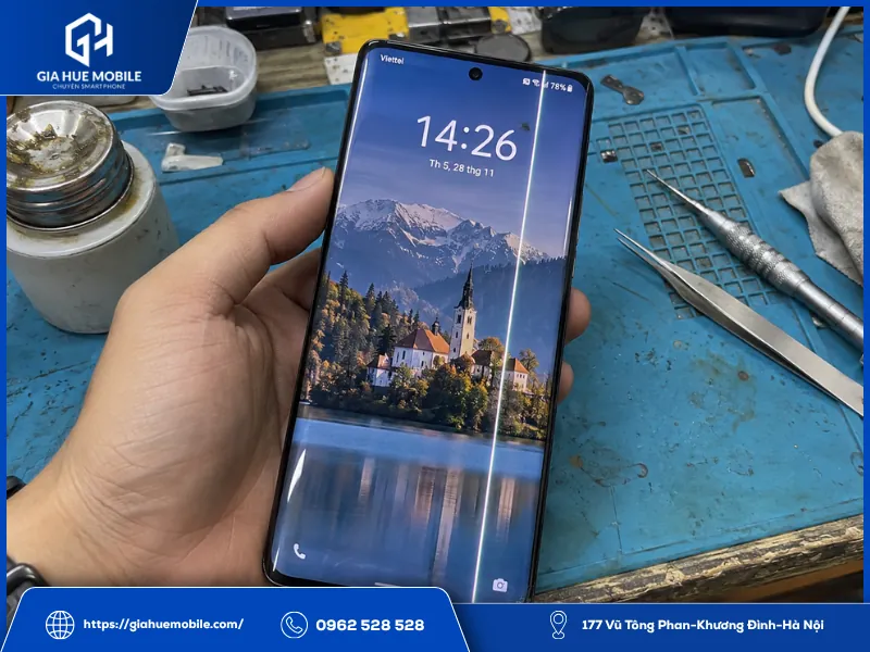 Kiểm tra nguyên nhân Vivo iQOO 10 Pro bị sọc màn hình do va đập hoặc ẩm nước