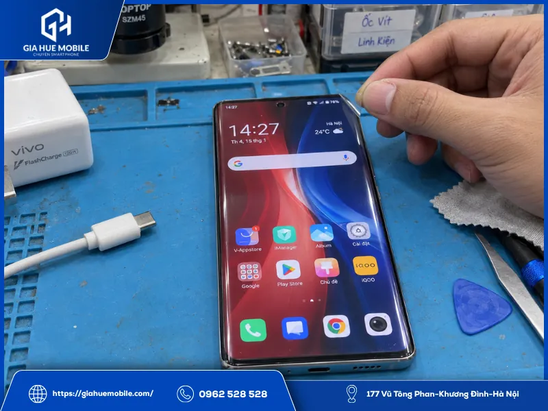 Kiểm tra miếng dán và sạc khi Vivo iQOO 8 Pro đơ cảm ứng