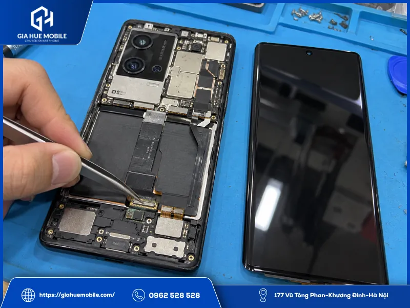 Kiểm tra cáp và socket Vivo iQOO 8 Pro bị đen màn hình