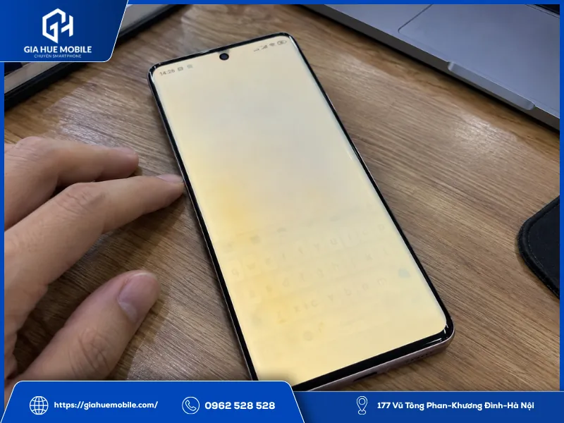 Xiaomi Civi 1 bị ám vàng kèm lưu ảnh nhẹ do tấm nền OLED lão hóa