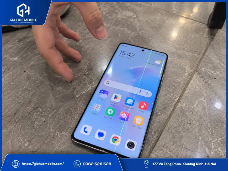 Xiaomi Civi 1S bị sọc màn hình sau va đập dù kính ngoài còn nguyên