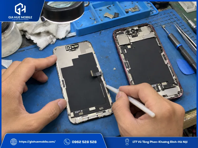 Kiểm tra mép màn hình và cáp cảm ứng iPhone 18 Pro Max sau khi tách kính