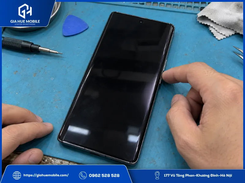 Vivo X90 Pro vẫn rung nhưng màn hình đen và chớp sáng nhẹ khi kiểm tra