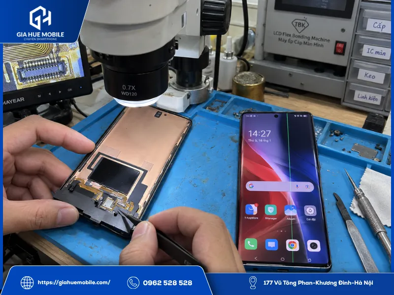 Kỹ thuật viên kiểm tra Vivo iQOO 8 Pro bị sọc màn hình để xác định khả năng sửa