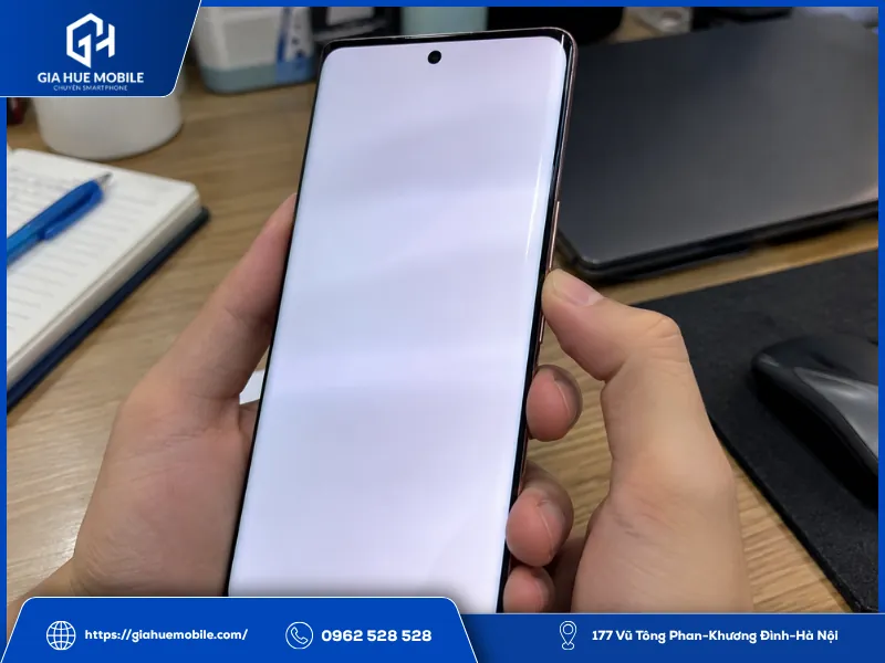 Người dùng nhấn giữ phím nguồn để thử khởi động lại Xiaomi Civi 1 khi bị trắng màn