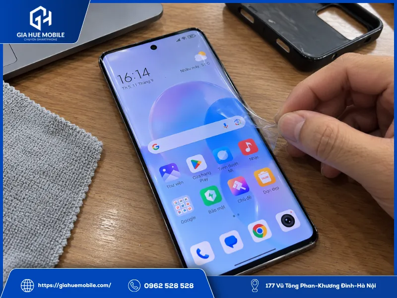 Tháo miếng dán để kiểm tra cảm ứng Xiaomi Civi 1S trước khi mang đi sửa