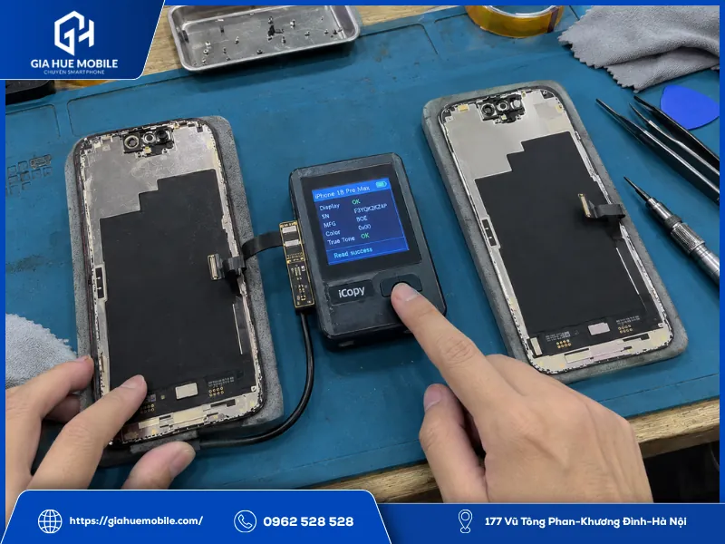 Kỹ thuật viên kiểm tra dữ liệu True Tone khi thay màn hình iPhone 18 Pro Max