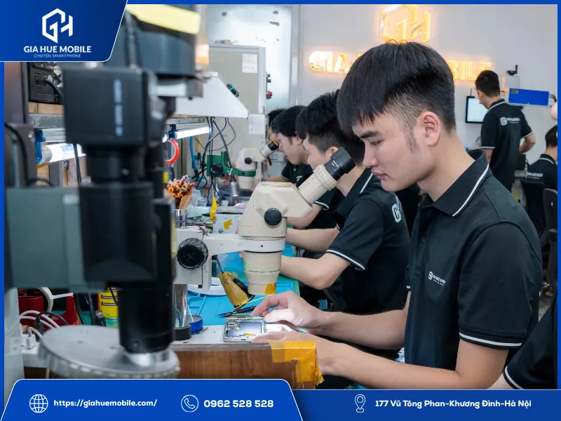 Khu kỹ thuật sửa màn hình và main Huawei tại Gia Huệ Mobile