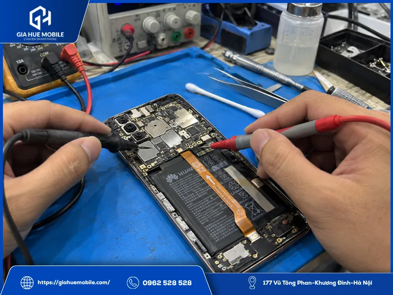 Kỹ thuật viên đo kiểm main Huawei trước khi sửa